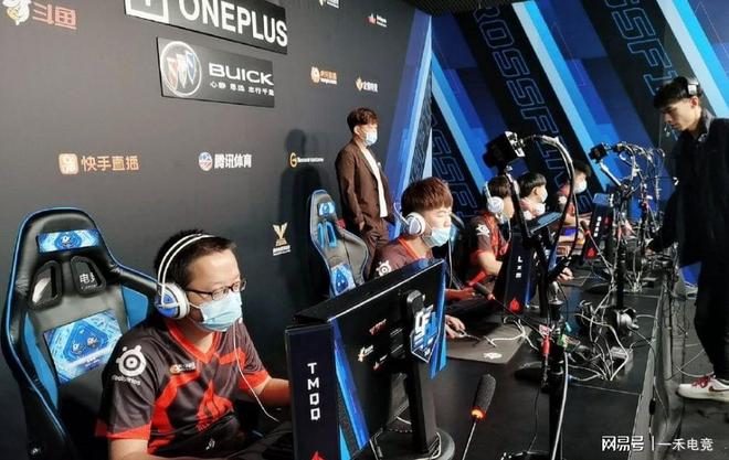 赛场内外的 赛场内外的